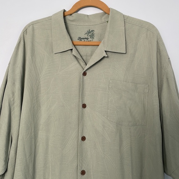 Tommy Bahama Short Sleeve button down Silk - Picture 2 of 8